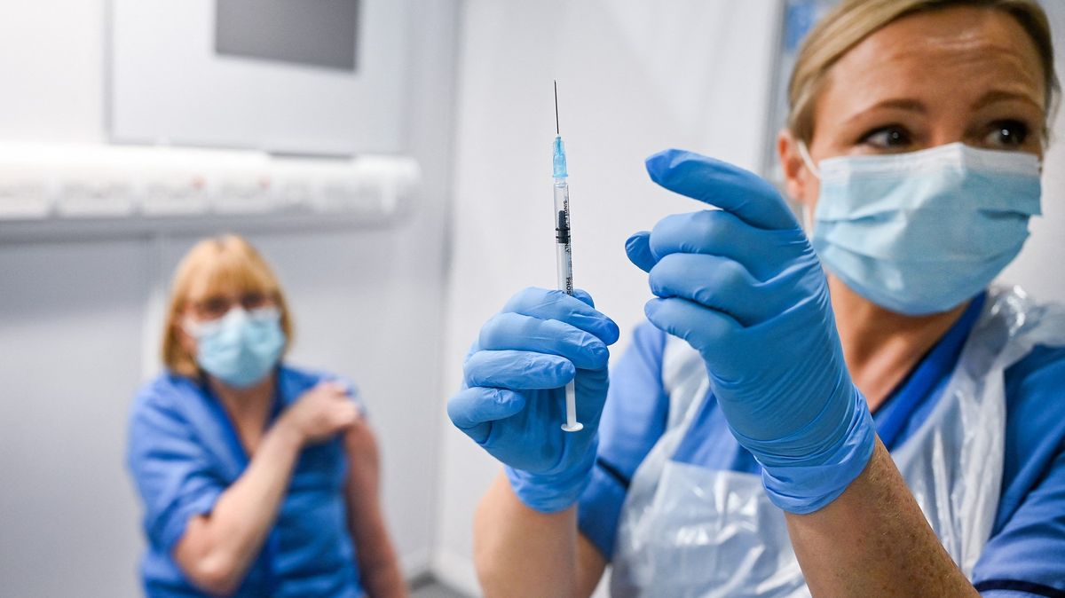 Pfizer chce v USA před Vánoci naočkovat všechny nad 18 let třetí dávkou